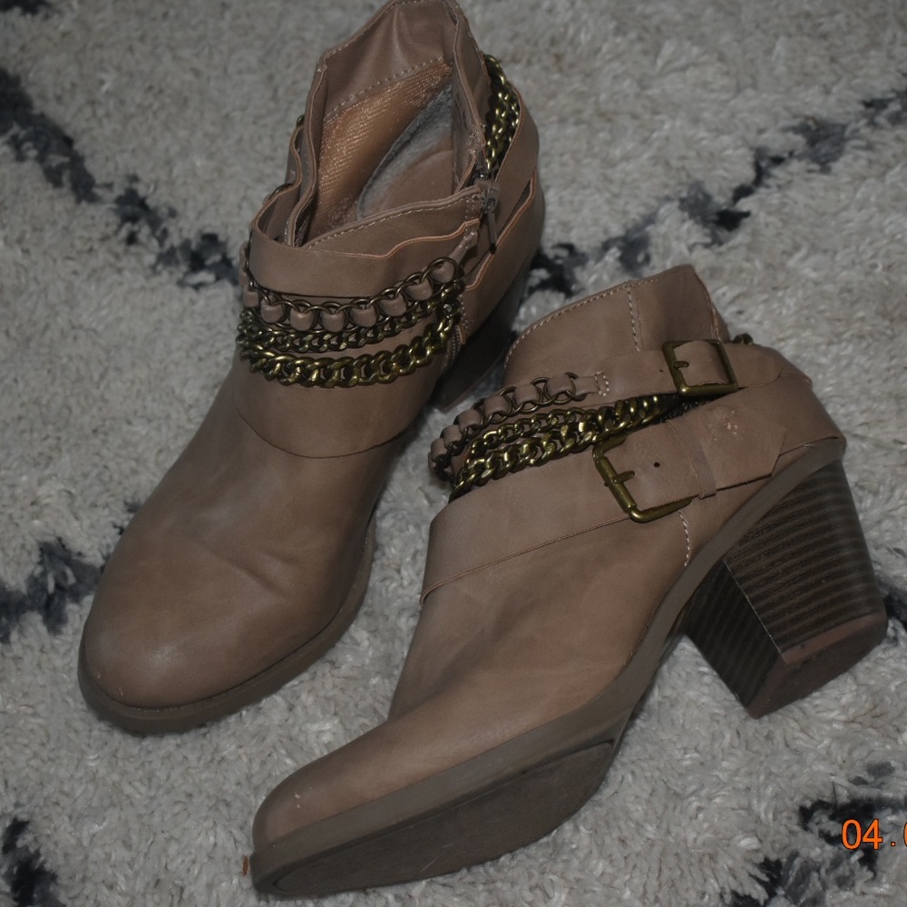 Anklet boots with cute chains on front
